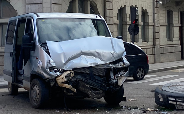 Estado en el que ha quedado la furgoneta tras el accidente de la calle Santuario. 