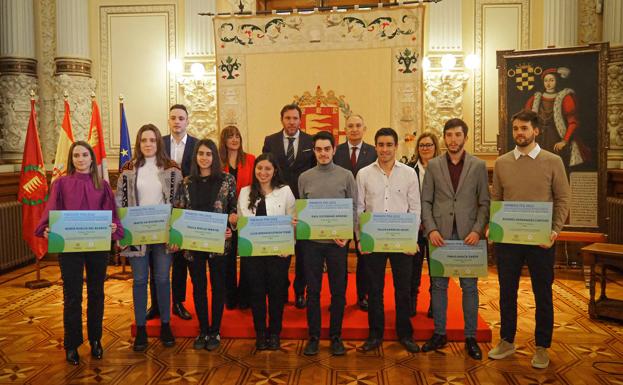 Todos los premiados junto con los representantes del Ayuntamiento de Valladolid y de la Universidad de Valladolid.