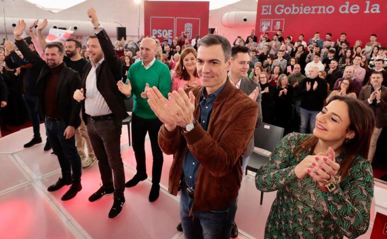 Pedro Sánchez y los candidatos a las alcaldías de la capitales de provincia saludan a los presentes.