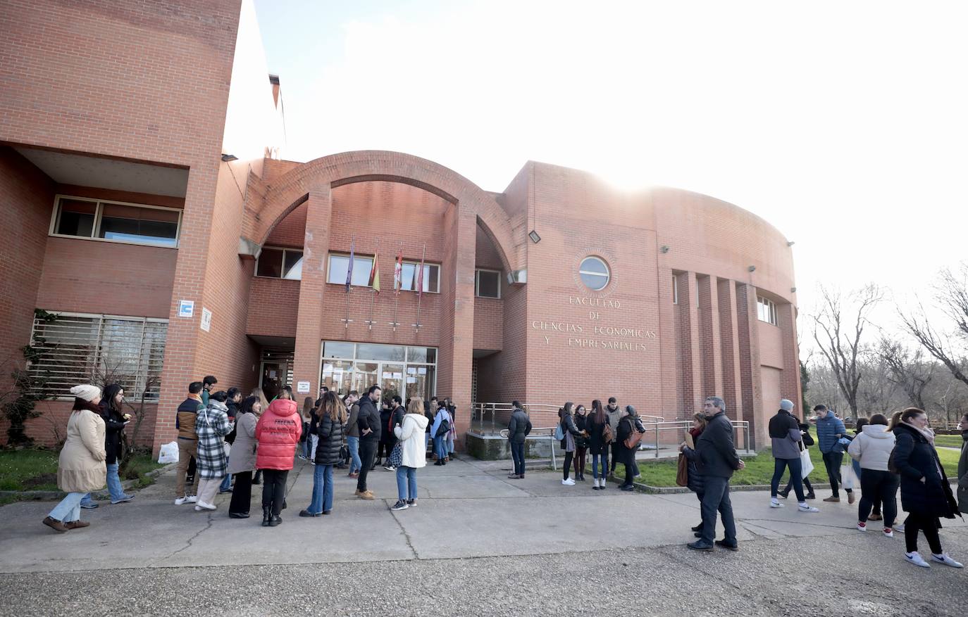 Sede de Económicas, antes de la prueba del MIR. 