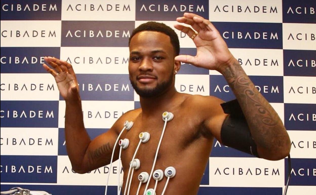 Cyle Larin pasando reconocimiento médico con el Besiktas. 