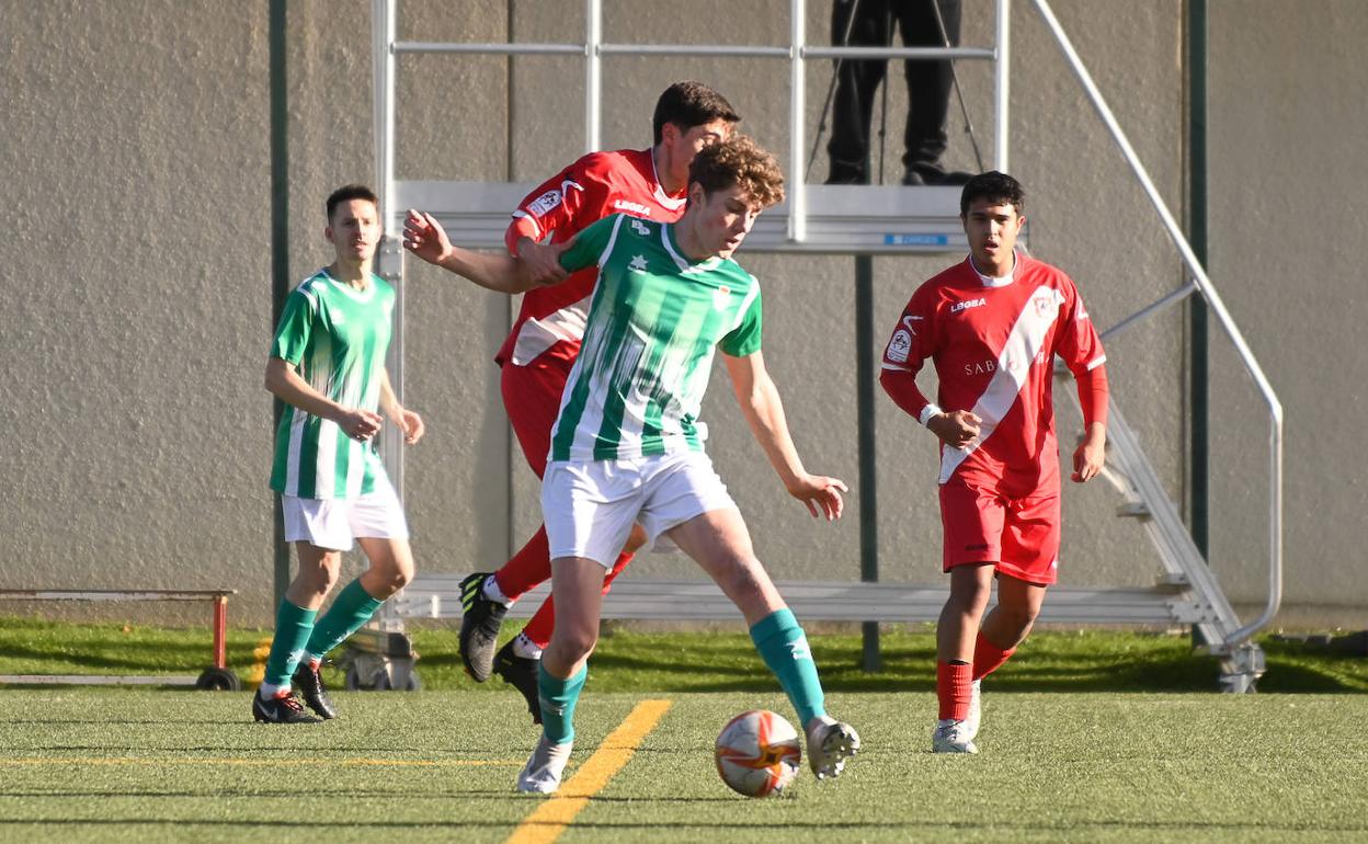 Un jugador del Betis controla el balón durante el choque ante el Villa de Simancas. 