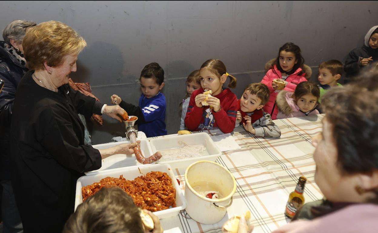 Elaboración de chorizos en el taller infantil de la matanza. 