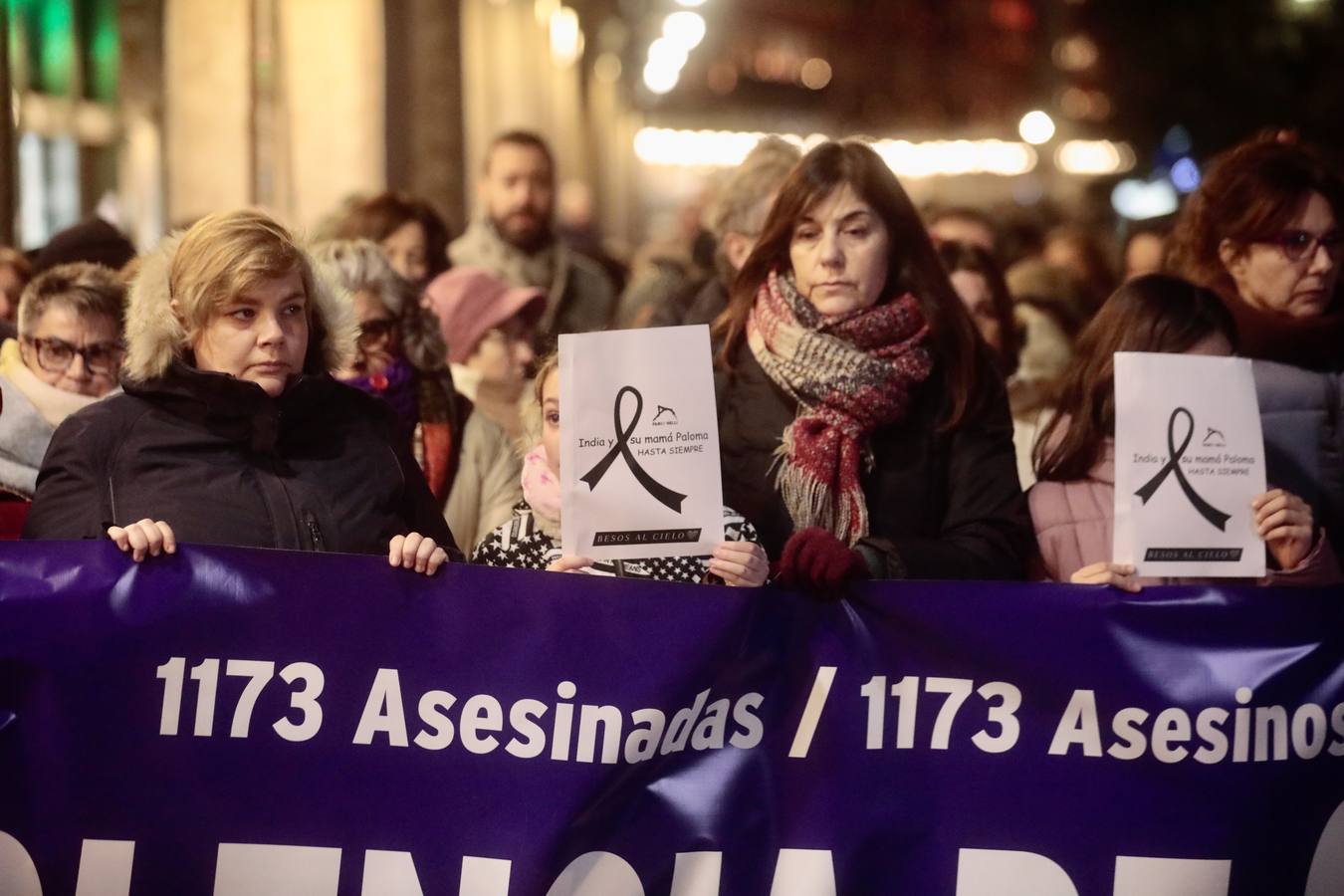 Fotos: Concentración en Valladolid contra la violencia de género tras el asesinato de una mujer y su hija