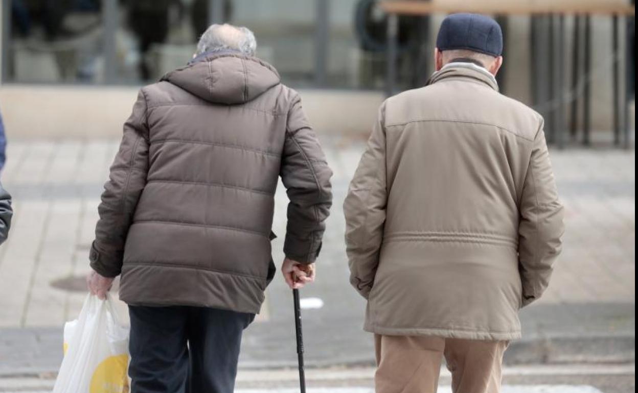 Dos pensionistas en una calle de Valladolid. 