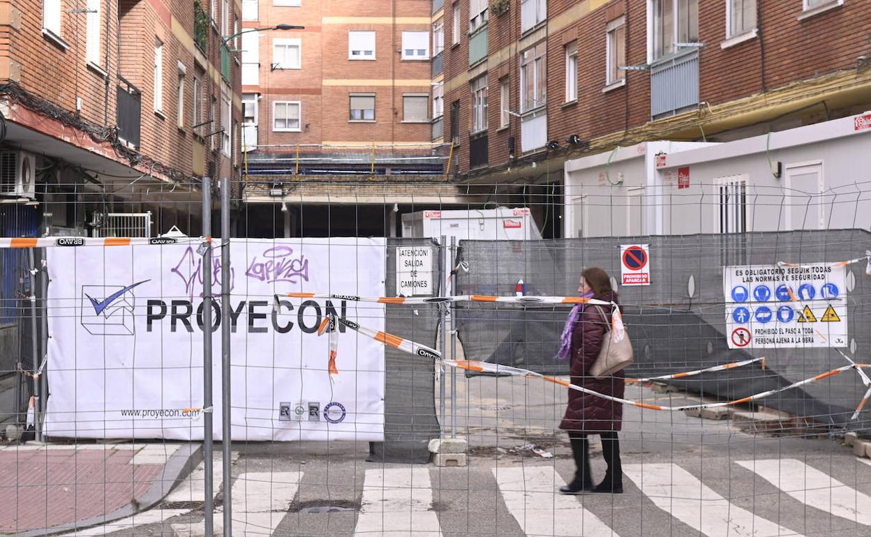 Zona vallada y casetas de obra en una de las futuras entradas al Mercado de la Rondilla.