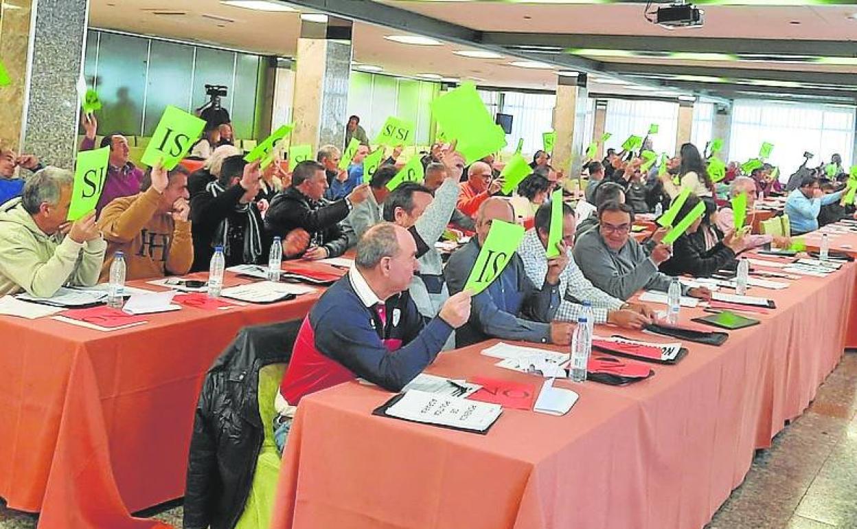 Votación en el congreso provincial de UCCL, este fin de semana. 