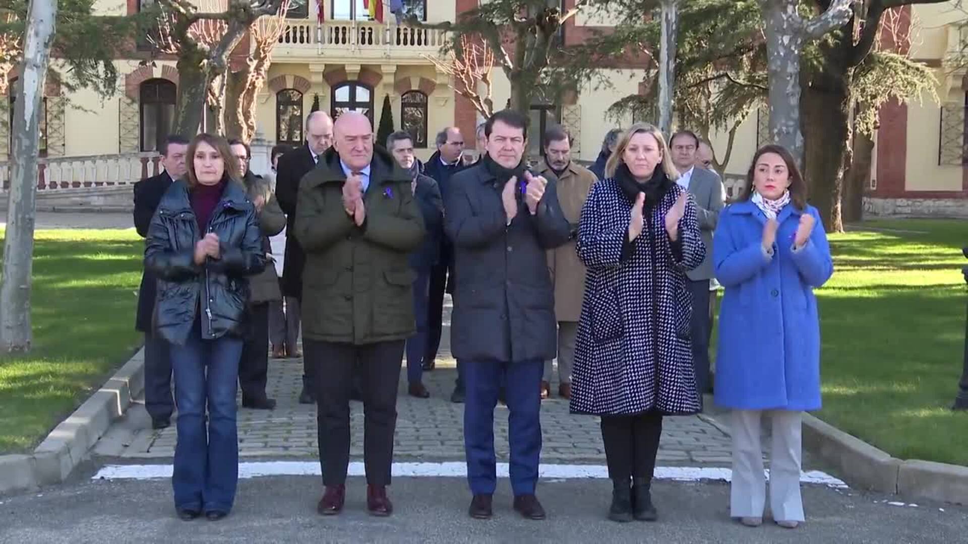 Mañueco y cuatro consejeros guardan un minuto de silencio por la mujer y la  niña asesinadas