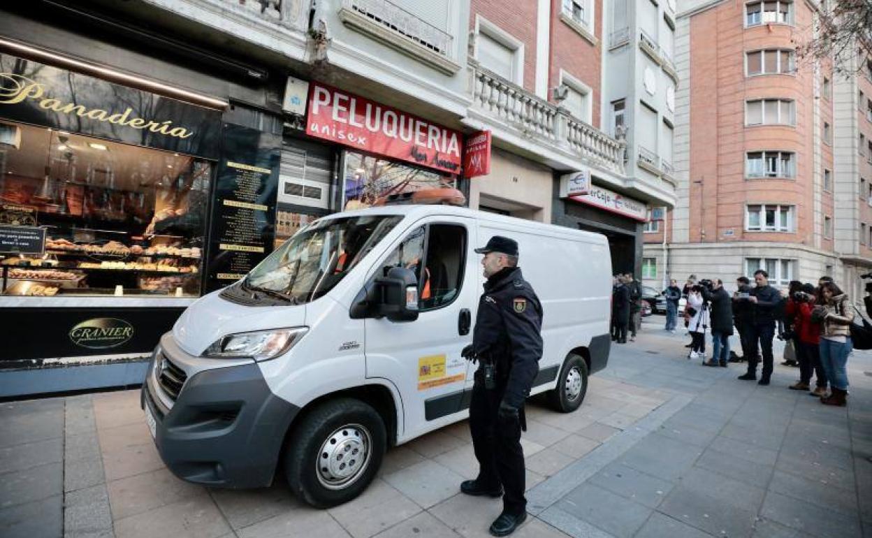 Servicio forense junto a un policía nacional, este lunes por la mañana.