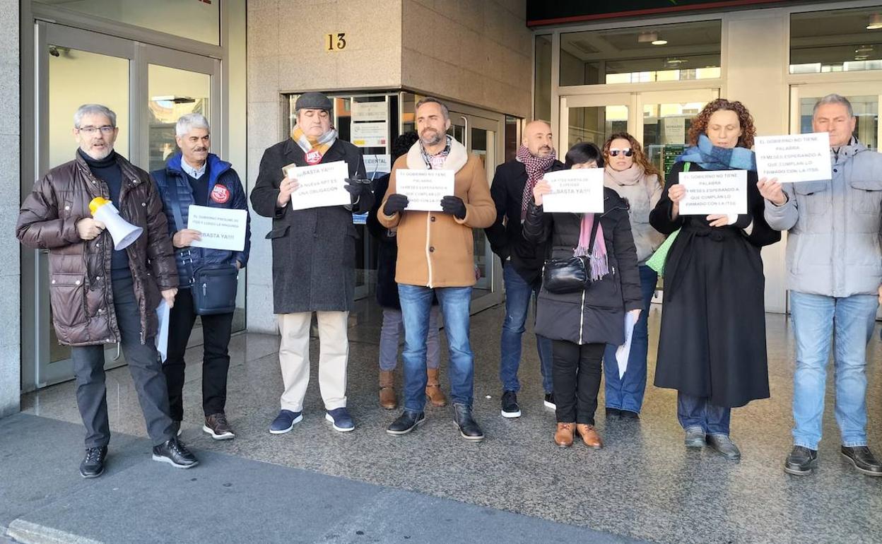 Protesta a las puertas de la Inspección de Trabajo y Seguridad Social de Valladolid el lunes 23 de enero.