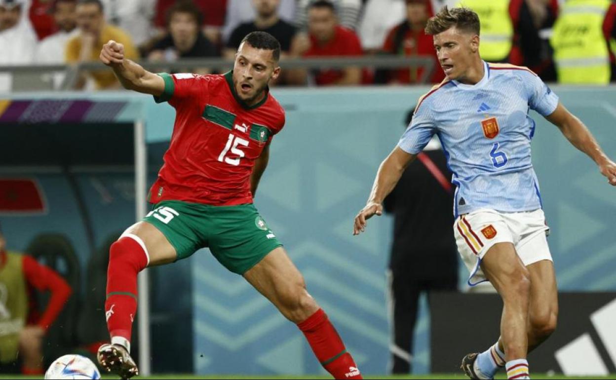 Amallah controla un balón en el pasado Mundial ante la presencia de Marcos Llorente. 