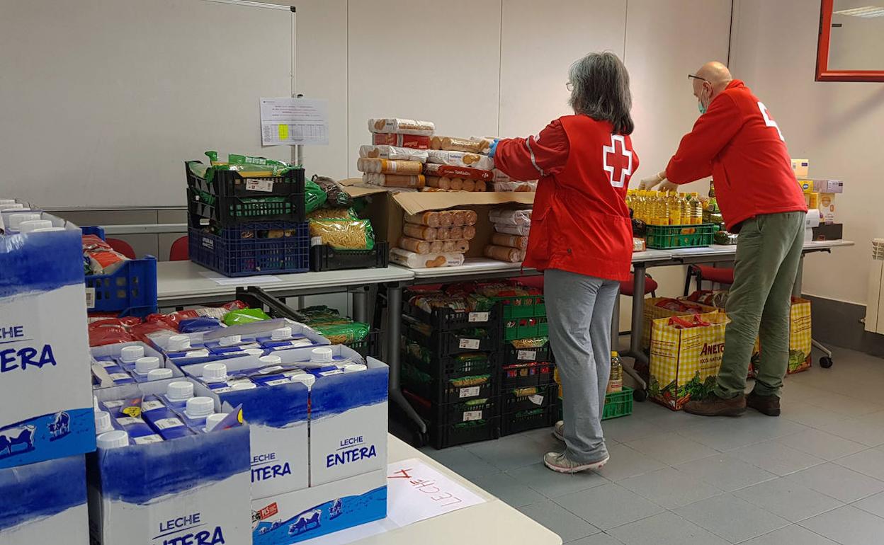 Reparto de alimentos de Cruz Roja en Segovia. 