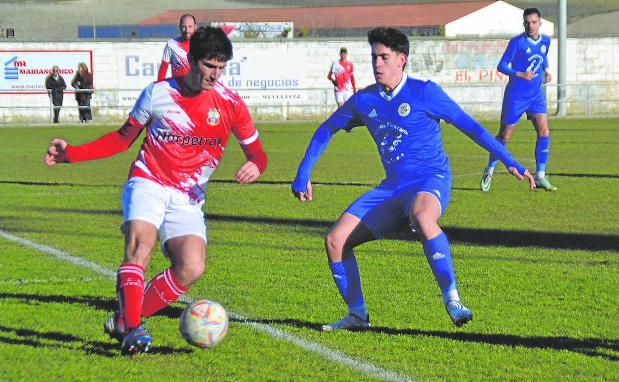 Un momento del partido entre el Cuéllar y el Briviesca. 