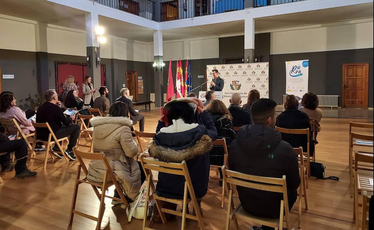 El alcalde, David Esteban, presenta el proyecto a los asistentes, este lunes.