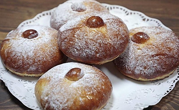 Bandeja con las populares tetillas de Santa Águeda. 