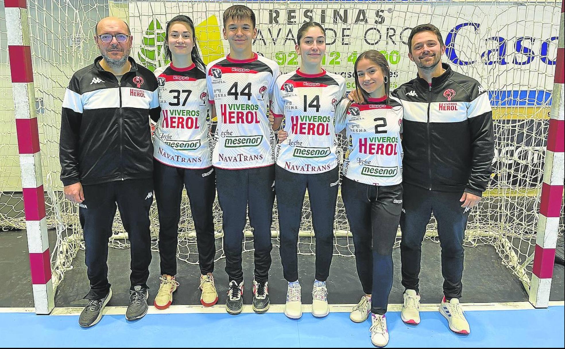 Los técnicos y jugadores del Nava que participaron en los campeonatos. 