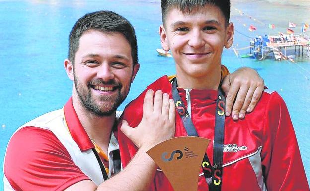 Algorrio y Nicolás Maroto posan con el bronce de Castilla y León. 