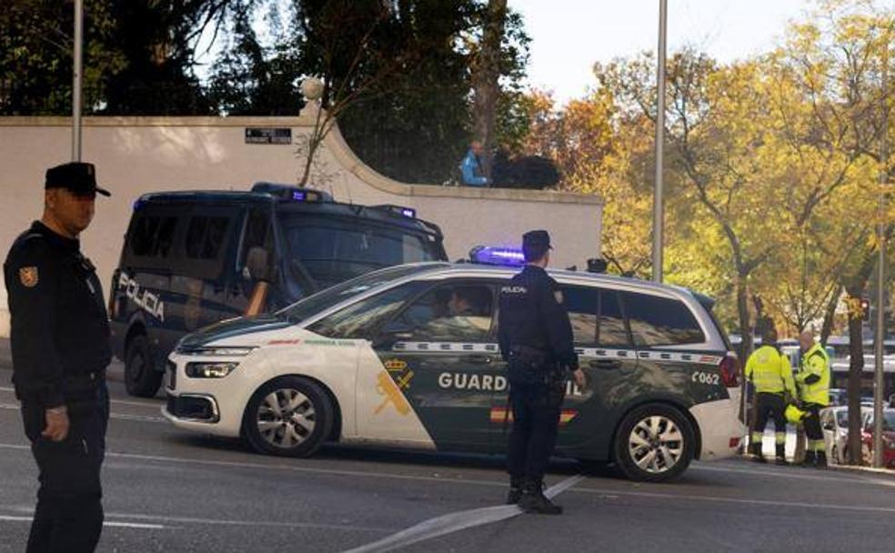 Agentes de Policía y bomberos en la Embajada de EE UU en Madrid donde se recibió un paquete bomba el 1 de diciembre.