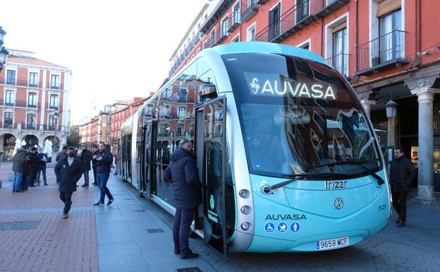 El nuevo autobús 100% eléctrico de Valladolid, en la Plaza Mayor tras completar su trayecto inaugural.