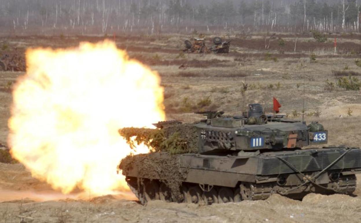 Un tanque alemán Leopard 2 durante ejercicios militares de la OTAN en Letonia. 