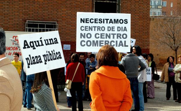 Manfiestación de los vecinos en 2005 para pedir la apertura de una plaza en el antiguo patio. 