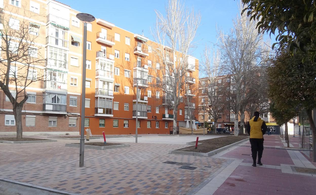 Adoquinado y parterres en la plazoleta urbanizada de la esquina de Cardenal Torquemada y Tirso de Molina. 