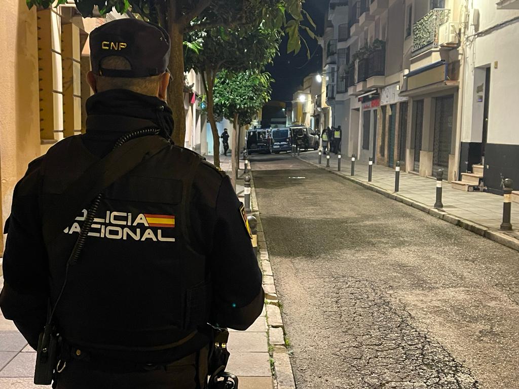 La Policía realiza un registro en la calle Sevilla, de Algeciras, donde presumiblemente hay una vivienda vinculada con el detenido.