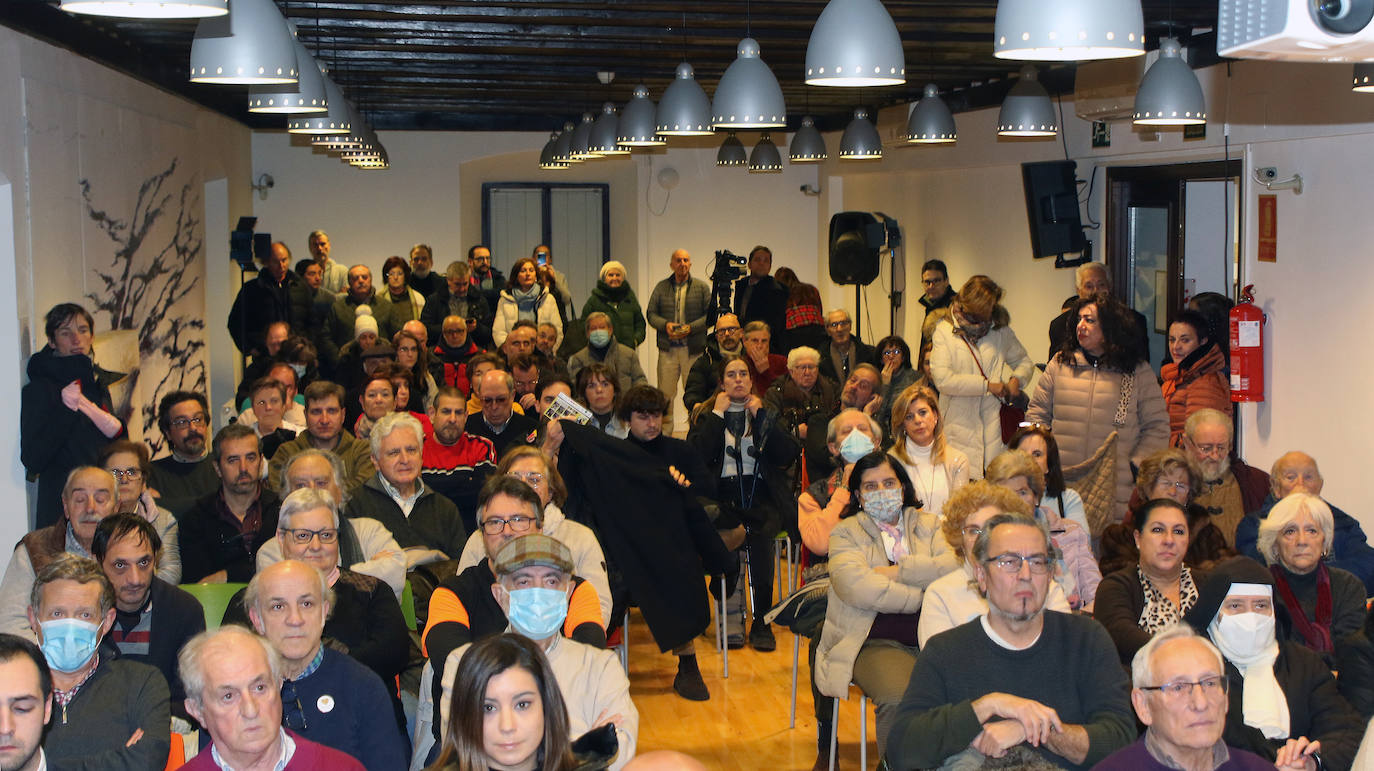 Vecinos de la zona durante la reuión con la alcaldesa de Segovia. 