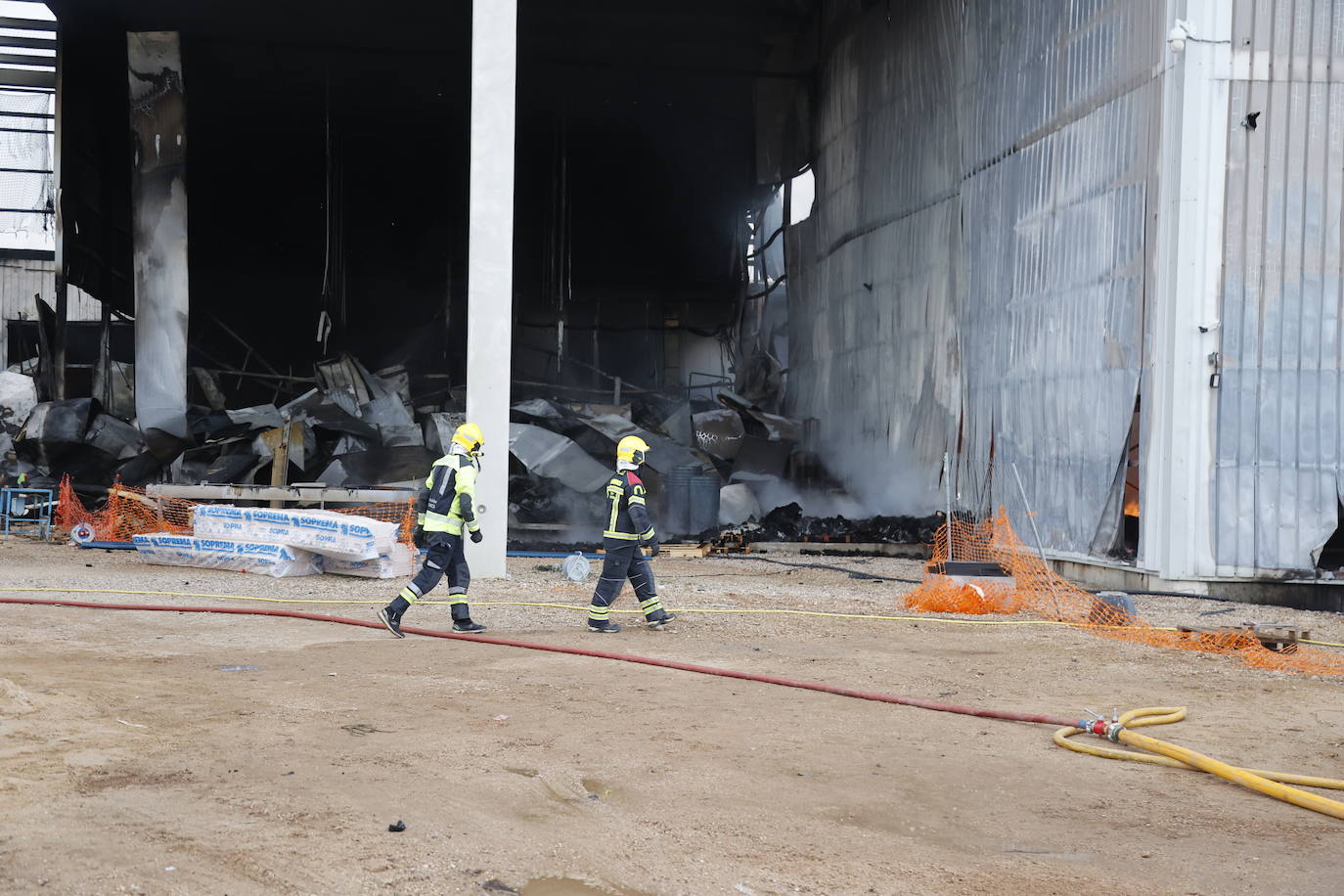 Fotos: Arde la planta de Cascajares en Dueñas