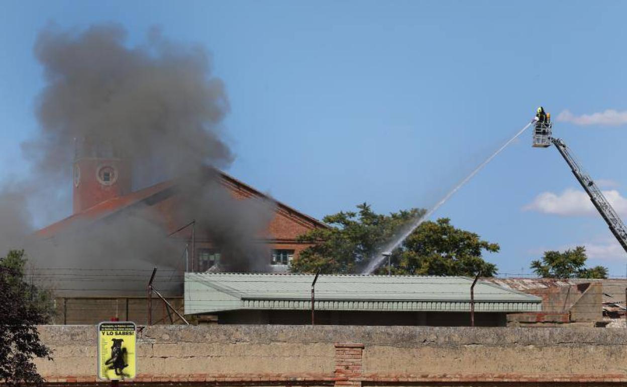 Trabajos de extinción de un incendio en la Fábrica de Armas en julio de 2022.