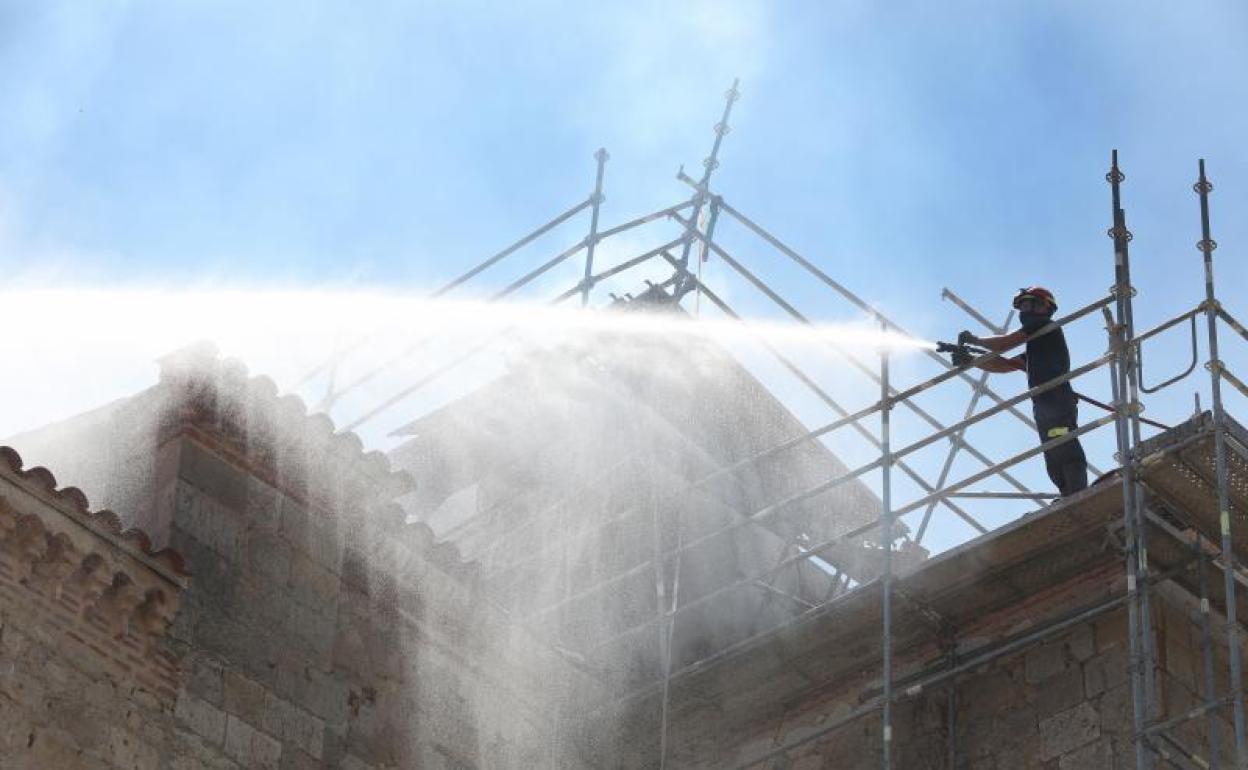 Bomberos de la Diputación sofocan el fuego en el monasterio de Alconada, en agosto de 2021. 