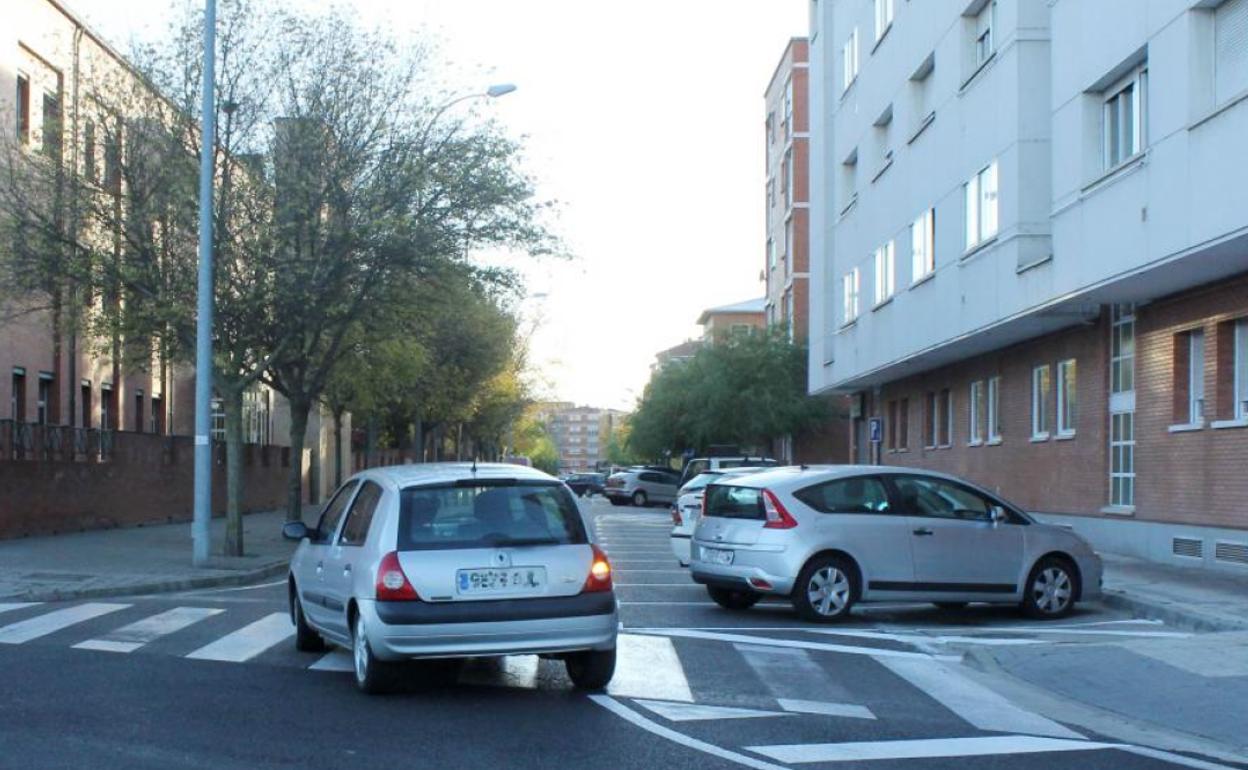 Un coche accede a la calle Ortega y Gasset, en una imagen de archivo. 