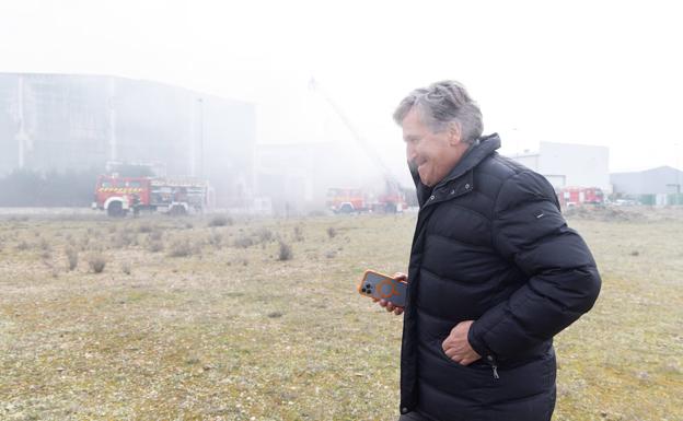 Alfonso Jiménez, con el teléfono en mano, esta mañana delante del incendio de Cascajares. 