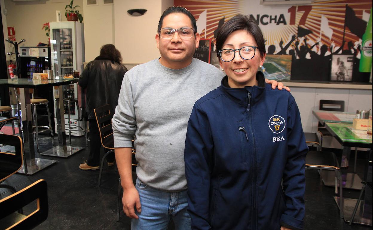 Diego Chasiloa y Beatriz Yagüe, en el bar de Nueva Segovia donde trabajan. 