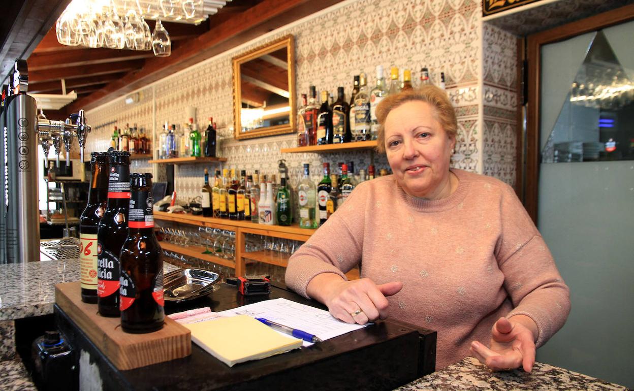 María Dolores Hernando, al frente de su establecimiento hostelero en La Albuera. 