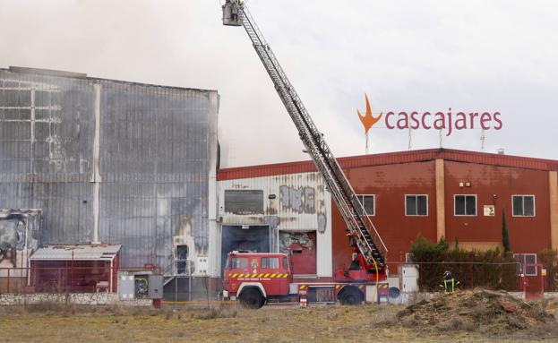 Un incendio destruye la fábrica de Cascajares en Dueñas