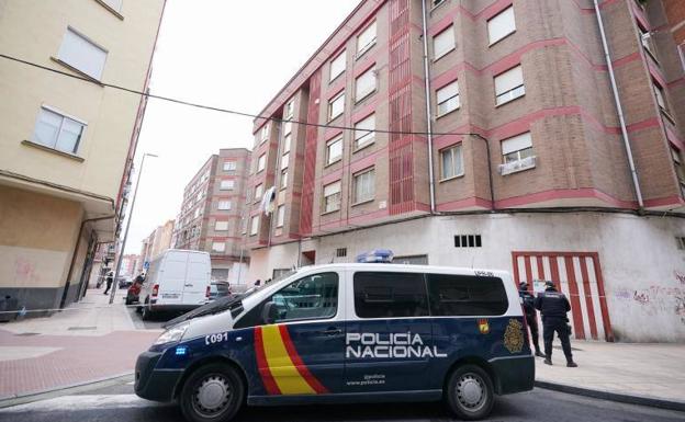 La Policía Nacional llevó a cabo el registro en el piso del presunto autor del envío de paquetes bomba en Miranda de Ebro.