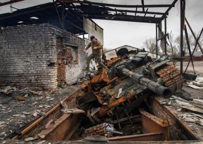 Imagen secundaria 1 - Arriba, un soldado británico instruye a soldados de Kiev en el uso de Javelin. Abajo, un tanque ruso destrozados y un militar ucraniano disparando un lanzagranadas.