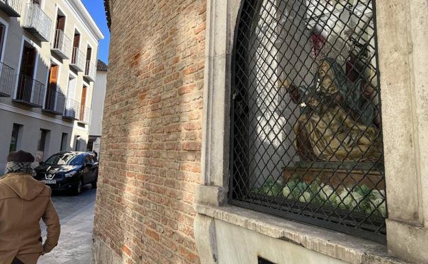 La Quinta Angustia, en miniatura, en el exterior de la iglesia de San Martín. 