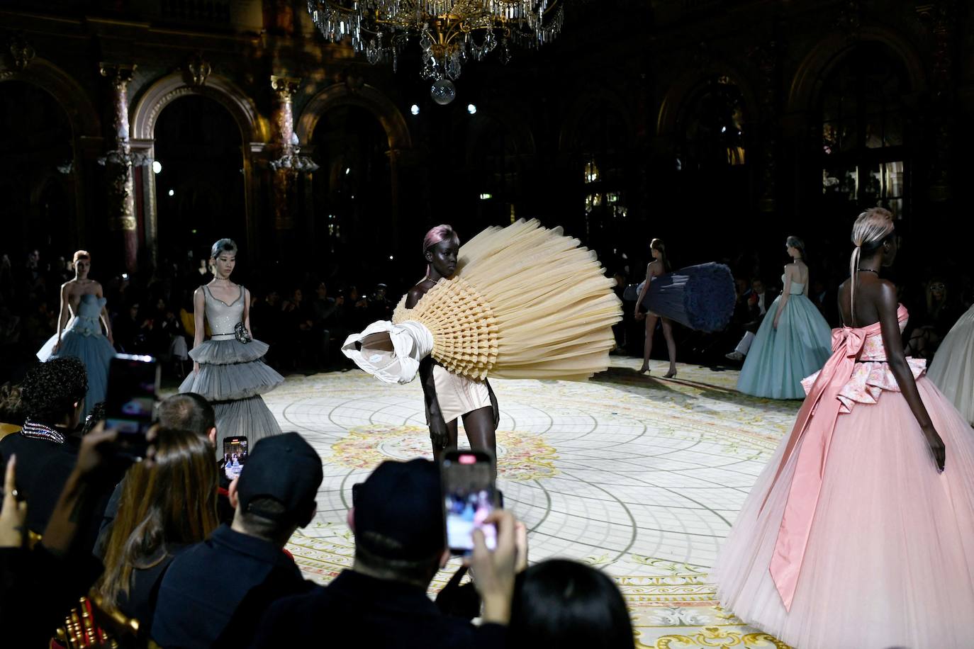 Fotos: Los vestidos más extravagantes de la París Fashion Week