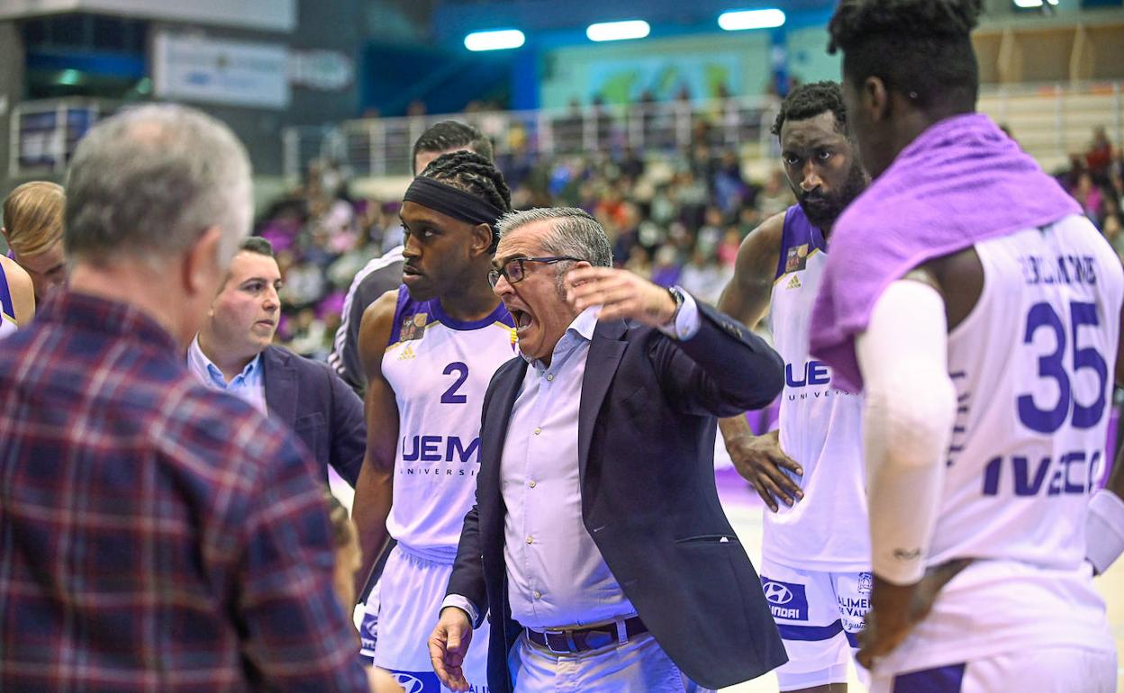 Pacoa García da instrucciones a sus jugadores. 