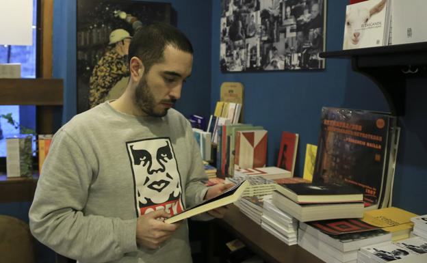 Guillermo Granado, en la librería Letras Corsarias. 