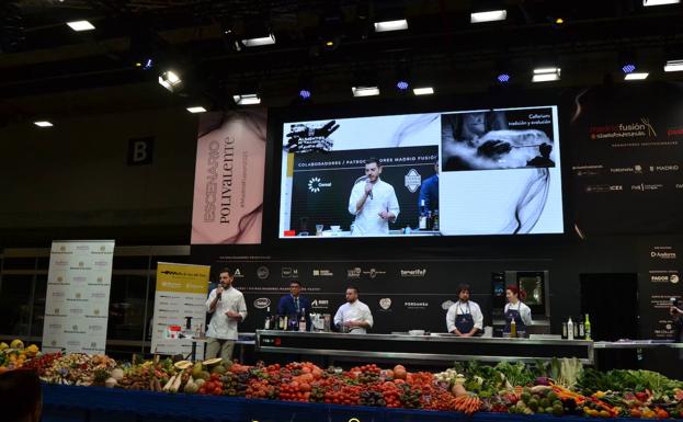 Cristóbal Muñoz, en primer término, Guillermo Ortega y el resto del equipo de Ambivium en el escenario Polivalente de Madrid Fusión. 