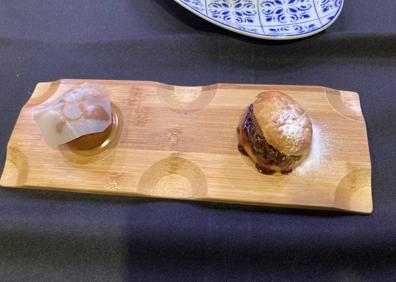 Imagen secundaria 1 - El vicepresidente de la Junta, Juan García-Gallardo, junto al chef Carlos Hernández, de ConSentido y dos e los platos que preparó el cocinero salmantino: Buñuelo de jamón ibérico y Frijuelo de carrillera. 