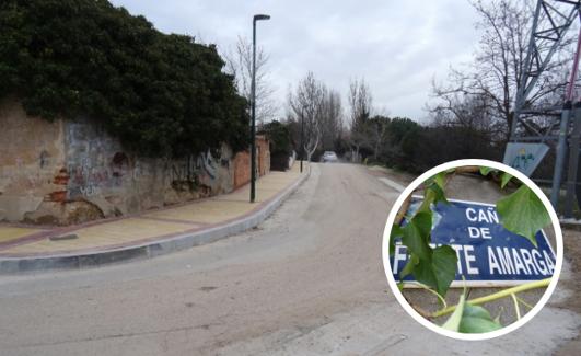 Inicio de la Cañada de Fuente Amarga con el arbusto que tapa la placa de la calle. 