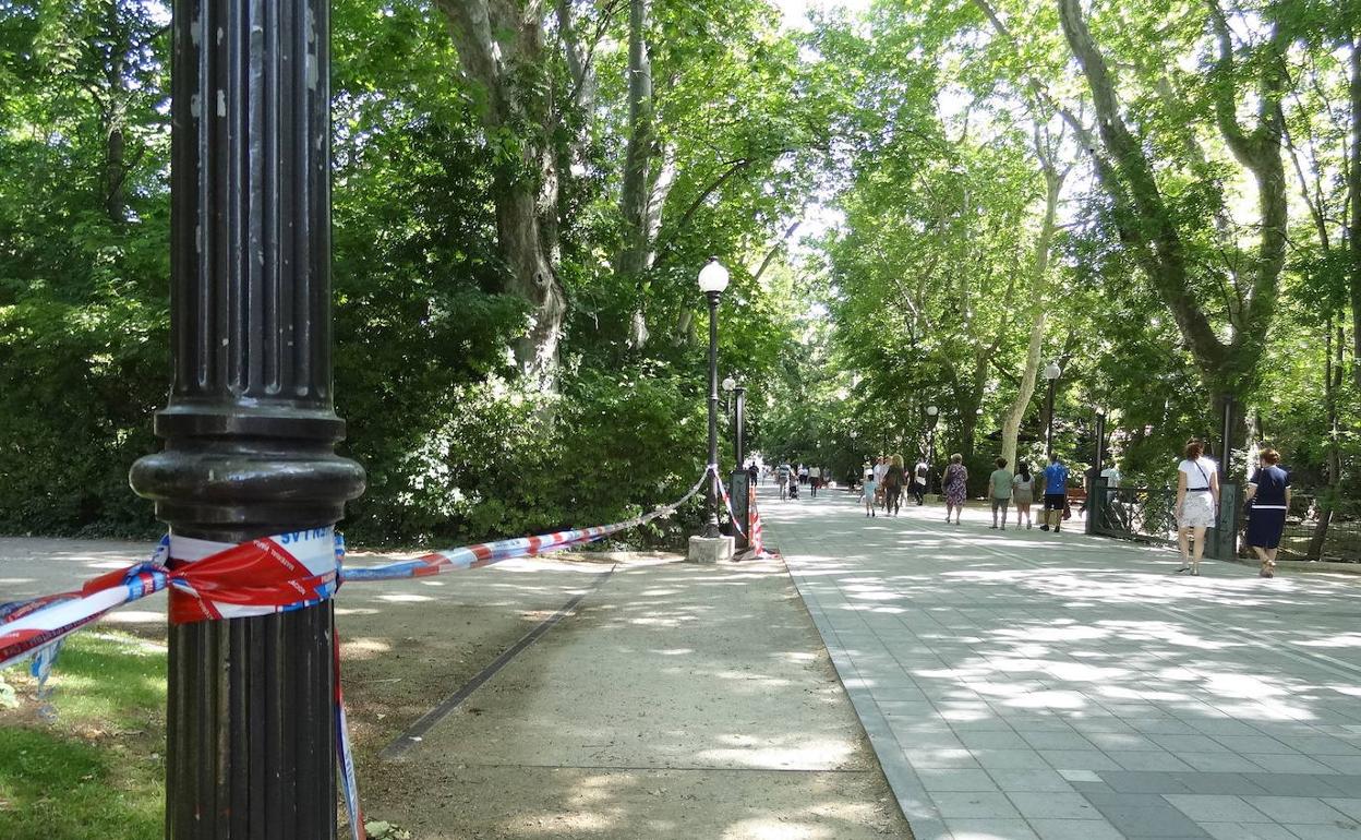 Paseantes en la zona del estanque en el Campo Grande. 