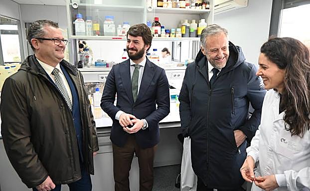 Gerardo Dueñas, Juan García-Gallardo y Carlos Pollán charlan con una de las investigadoras del Itacyl. 