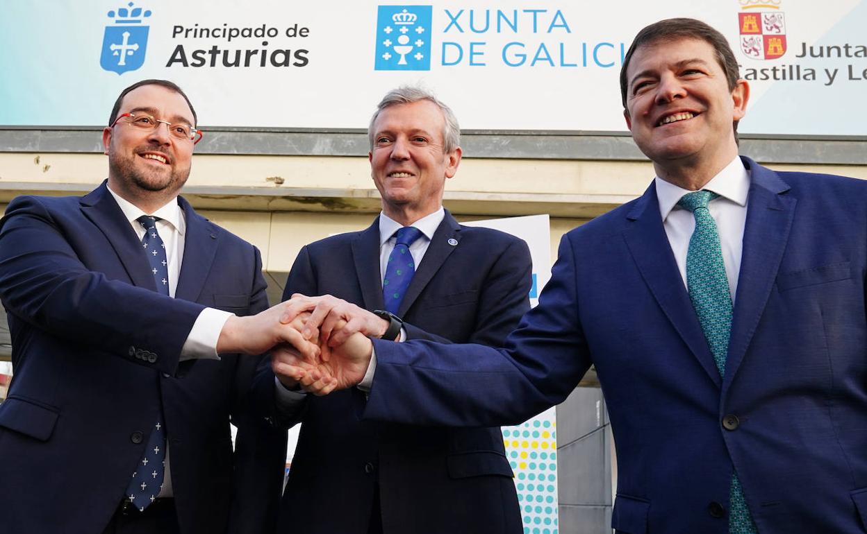 Los presidentes de Asturias, Galicia y Castilla y León, este viernes, en Santiago de Compostela.