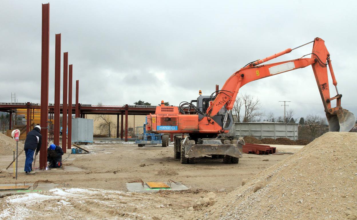 Obras para la construcción del parque de bomberos de Quitapesares.