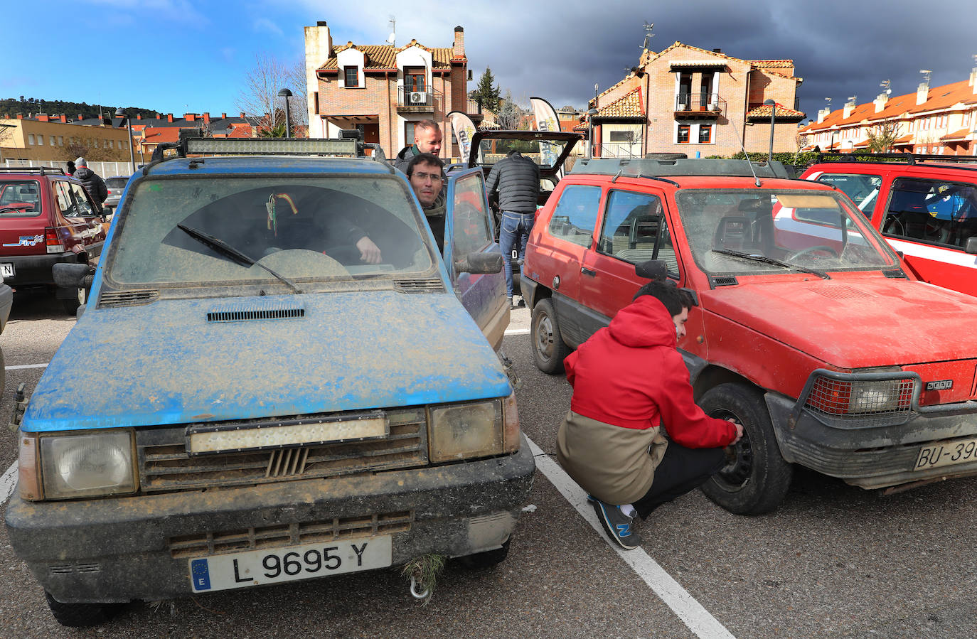 La jornada ha comenzado a las 10 horas del sábado con una exposición de todos los coches en el parking del pabellón Adolfo Nicolás